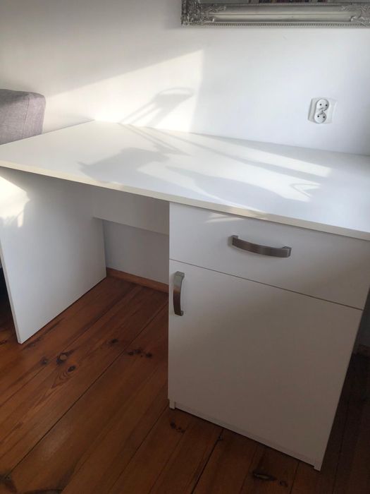 Solidne białe biurko