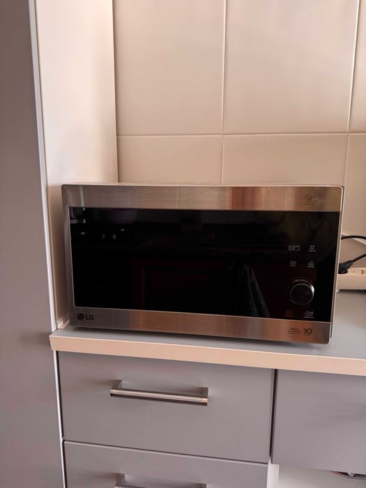 LG NeoChef Smart Inverter microwave, 25L grill model