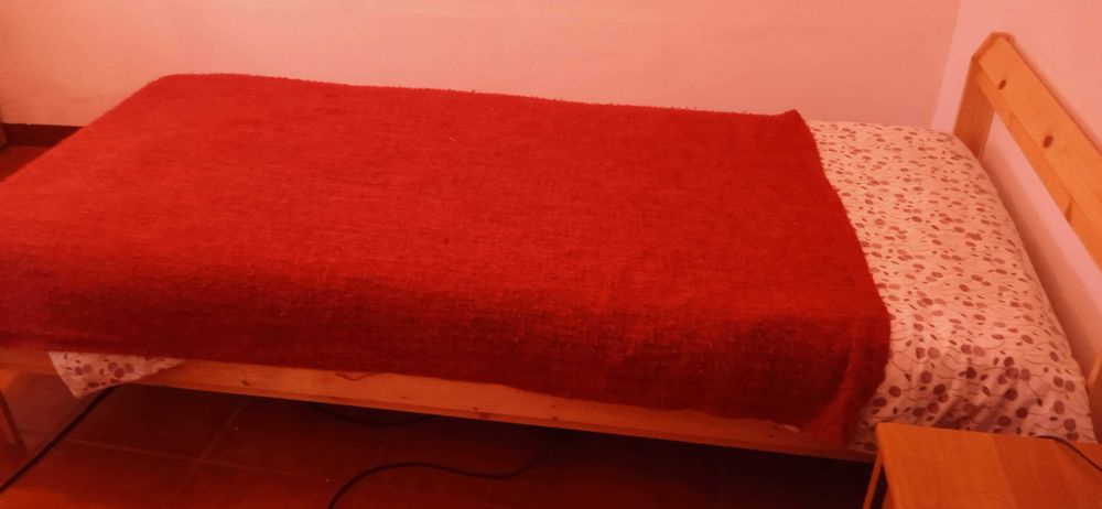 Cama Solteiro em  Pinho com colchão