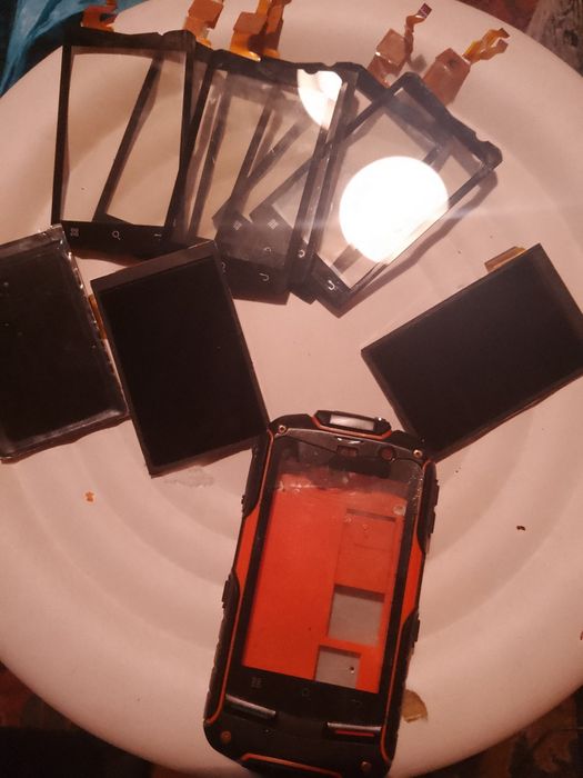 Продам телефоны:Rock v5,