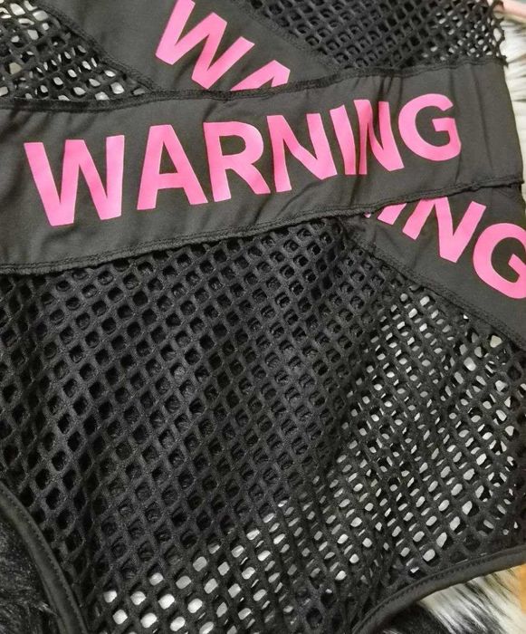 Черный сетчатый боди SHEIN с розовым принтом warning, р. L