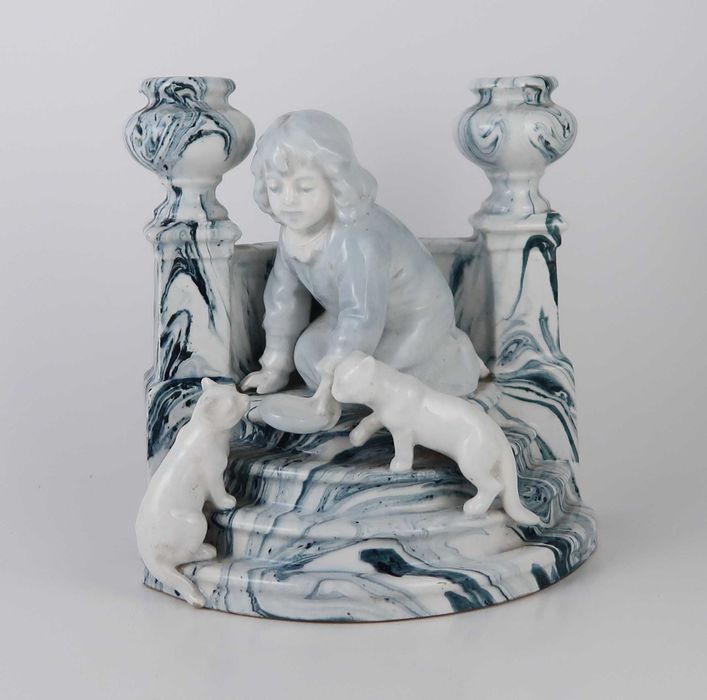 Escultura Castiçal em faiança marmorizada - Menina com gatos