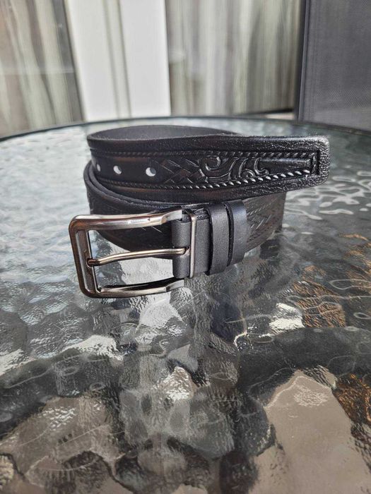 Czarny męski skórzany pasek z wytłoczeniem 125 cm
