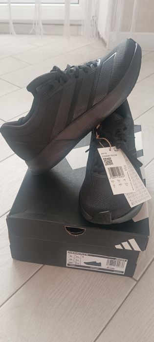 Кросівки Adidas.