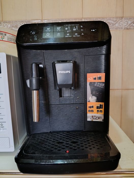 Продам нову кофемашину " ФІЛІПС" коштує 11 тисяч гривень.