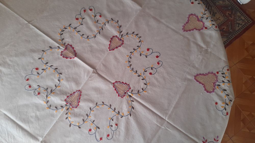 Vendo toalha bordada de cor beje forte