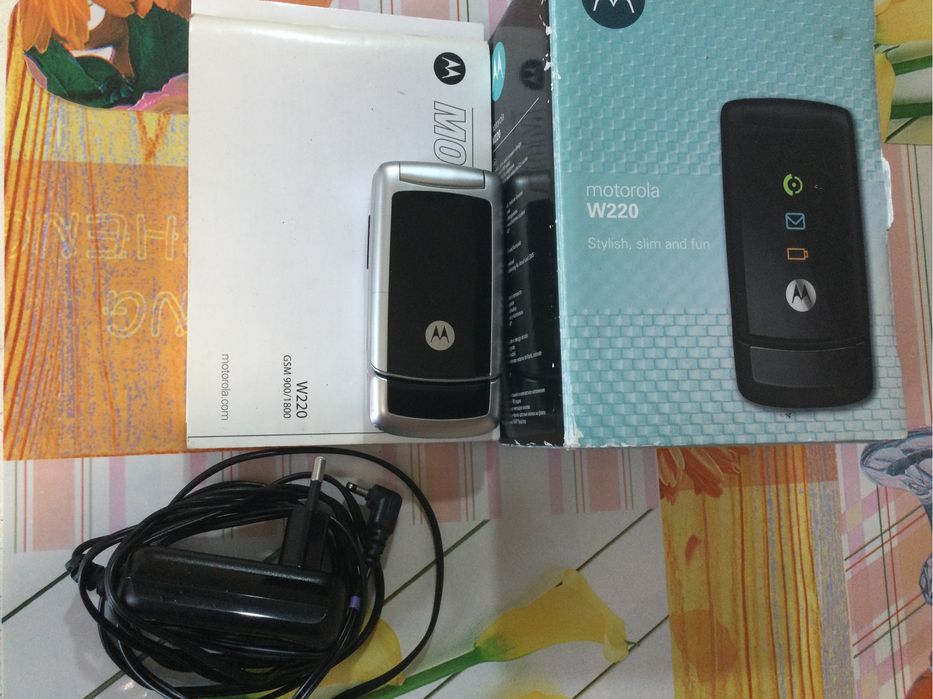 Кнопочный телефон Моторола w220