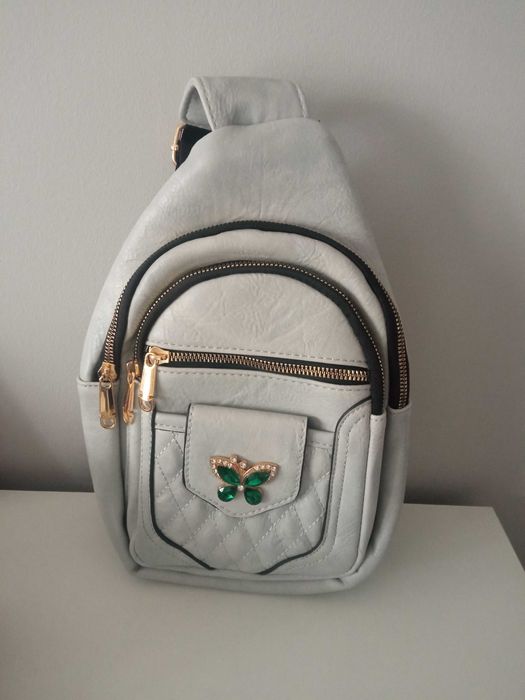 Miętowy plecak na jedno ramię z motylkiem