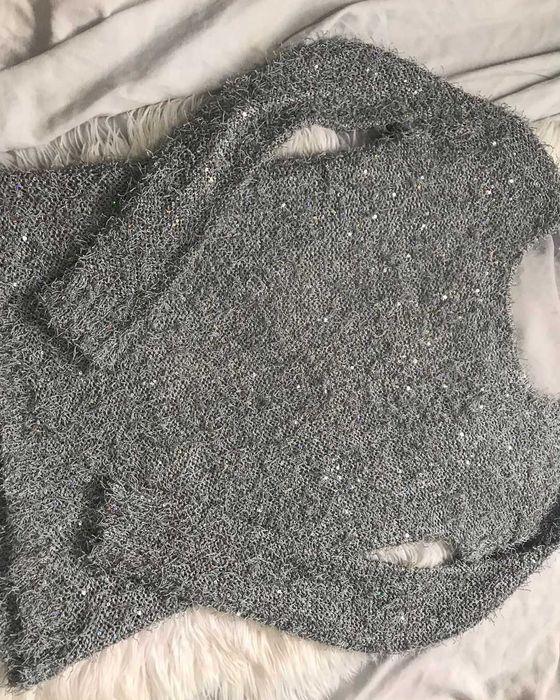 Camisola com detalhe de brilhantes e transparência nas costas