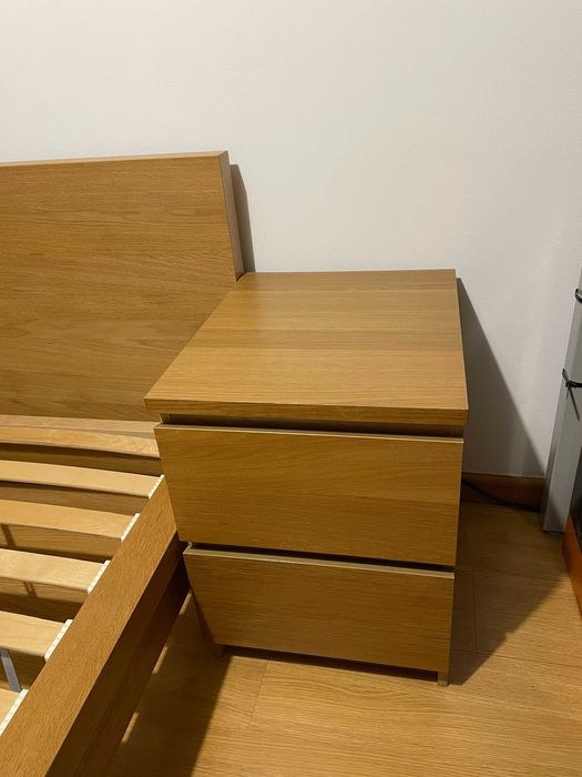 Cama de casal e mesas de cabeceira