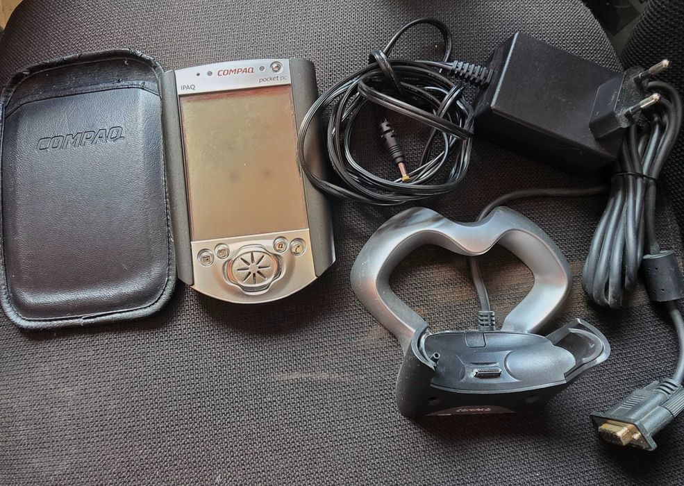 Compaq iPAQ Pocket PC com dock e capa453115948690974720