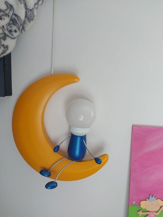 Candeiro boneco sentado na Lua