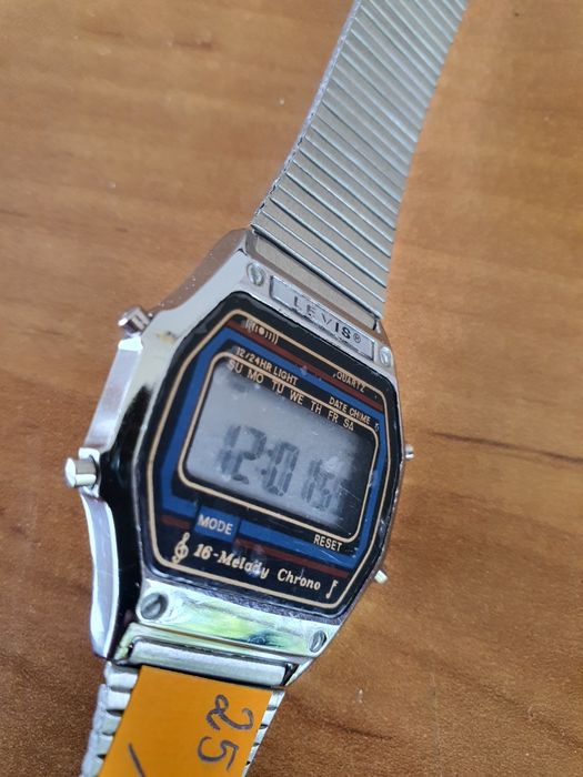 Zegarek z melodyjkami Levis.