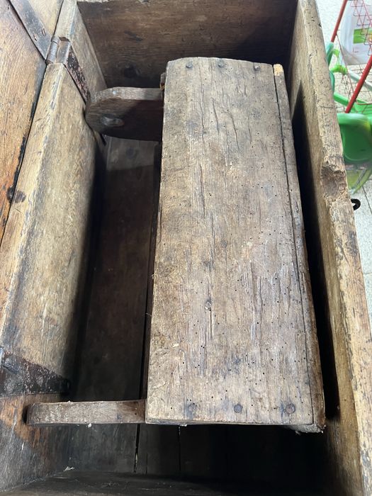 Stara skrzynia stolarska narzędziowa antyk z nosidłem drewnianym