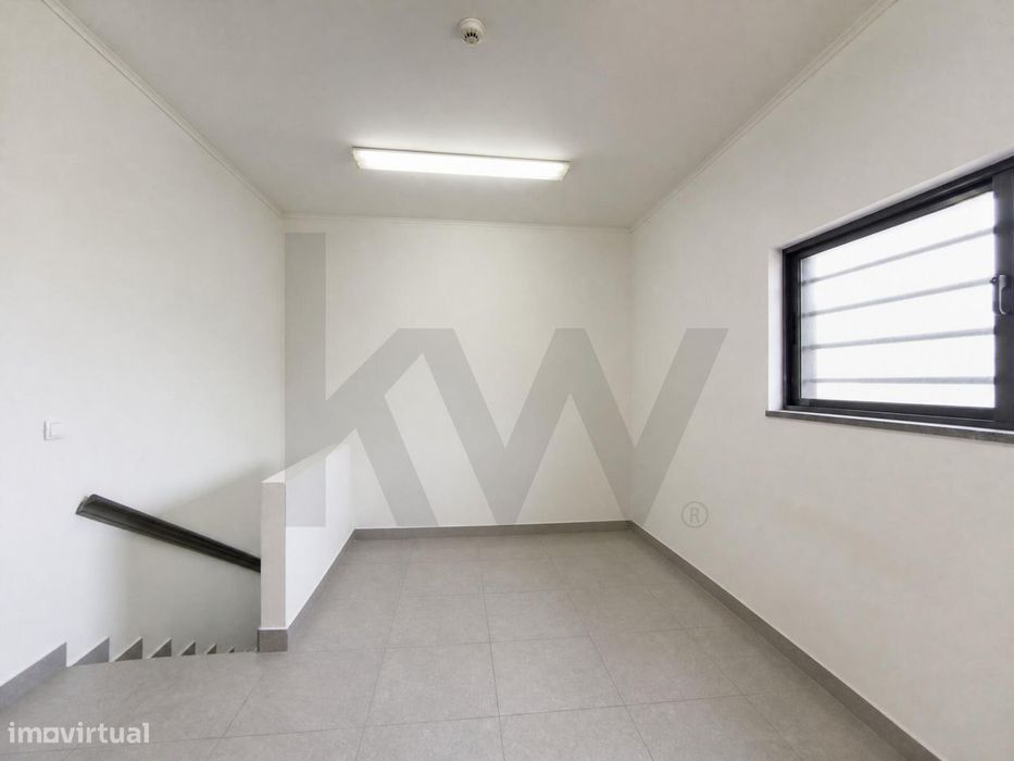 Espaço comercial em dois pisos no centro de Rabo de Peixe