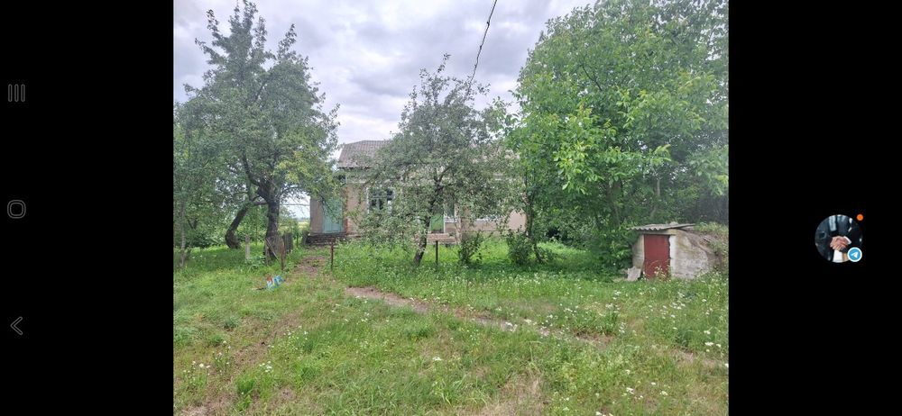 Будинок з прибудовами  на березі річки Дністер