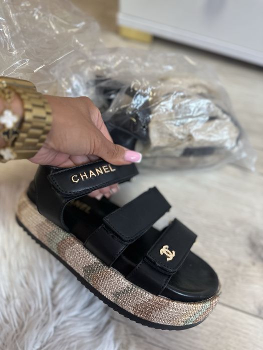 Czarne sandały Chanel na platformie