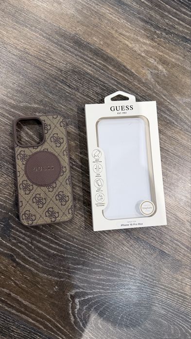 Оригінальний чохол від Guess на iPhone 16 pro max MagSafe
