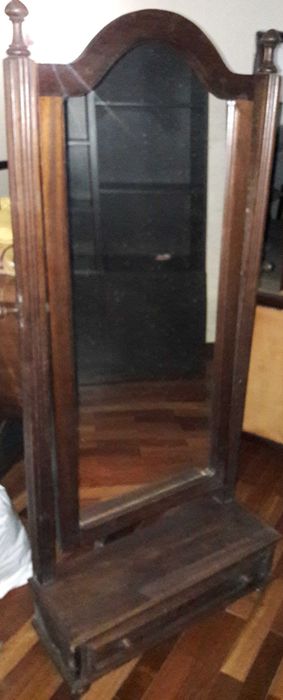 Espelho de pé antigo em madeira – Elegância e funcionalidade64751566277249122