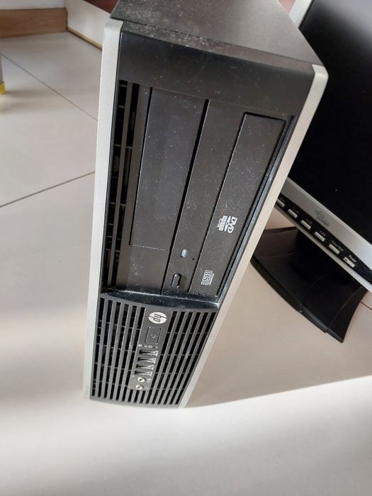 Komputer HP  z monitorem.
