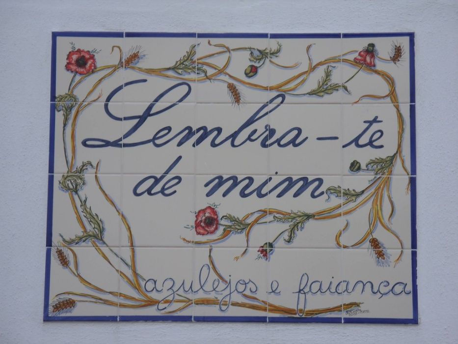 Peças artesanais: loiça, azulejos, cortiça, faiança, artesanato