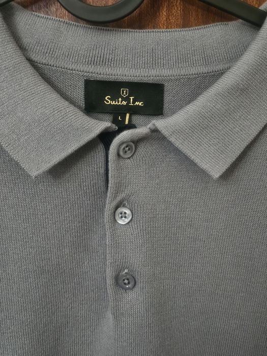 Polo de malha, de manga comprida.