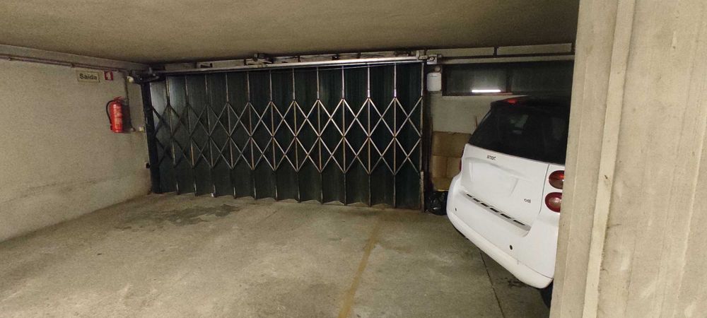 Vende-se lugar de garagem (Lugar S) em cave de edifício.