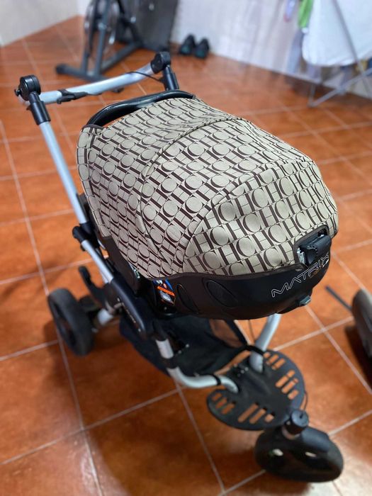 Vendo carrinho de bebê ´+ ovinho 150,00 euros