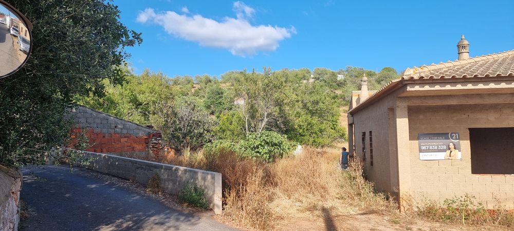Vende-se  Terreno com casa em Paderne