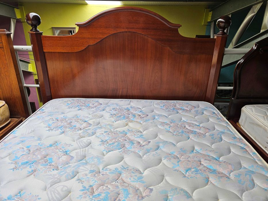 Cama em madeira maciça com estrado e colchão