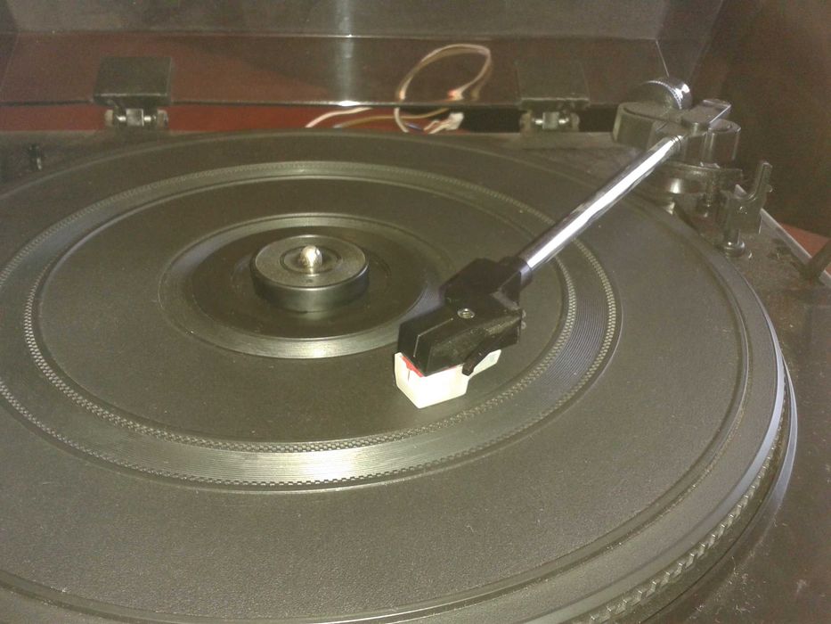 Aparelhagem com leitor de cassetes, rádio e gira-discos e colunas