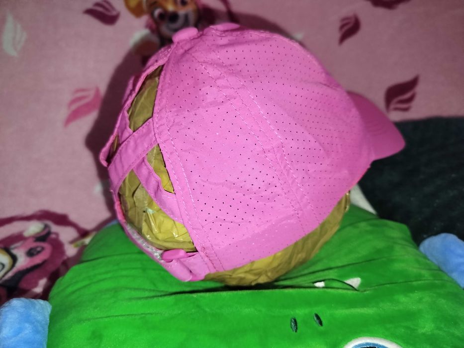 Czapka z daszkiem (bejsbolówka) z otworem na kucyk.