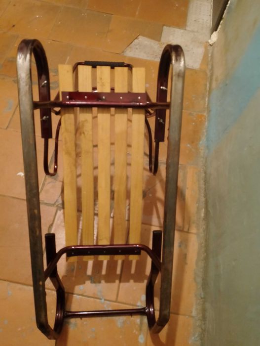 Санки для катания с горки и зимних развлечений