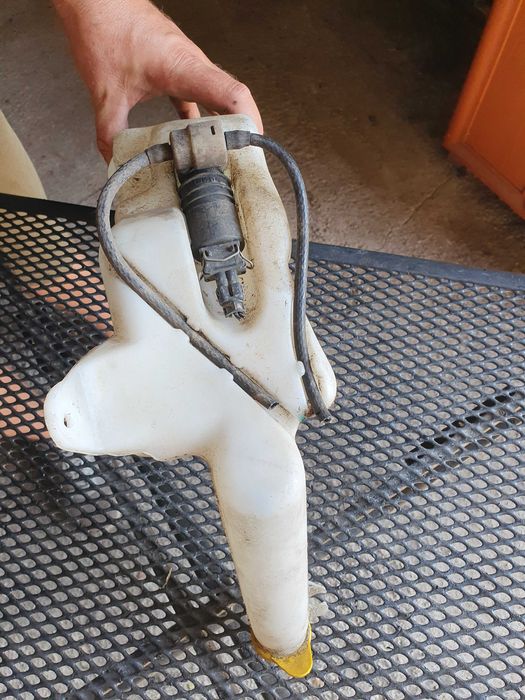 Zbiorniczek pompka spryskiwaczy Opel Zafira a sprawny