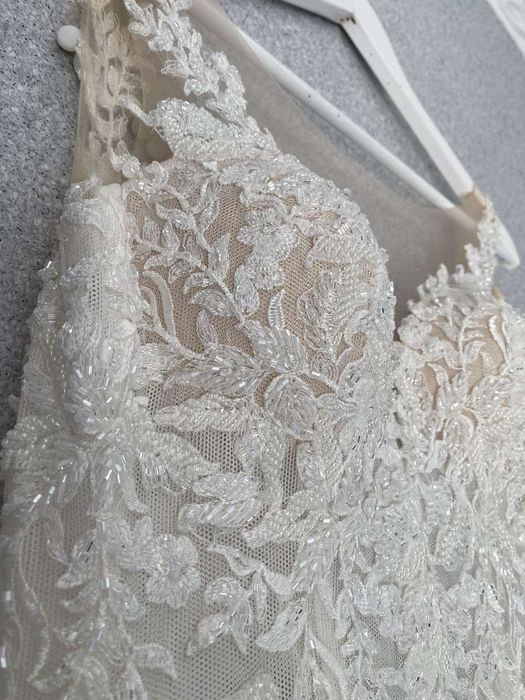 Ніжна весільна сукня.