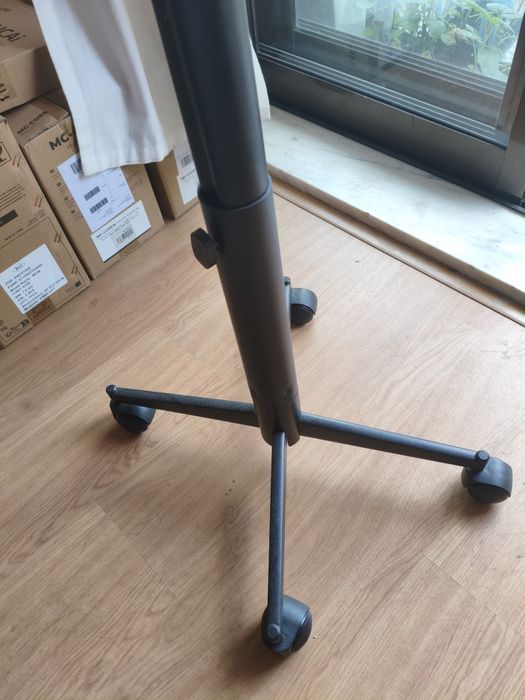 Suporte para TV com rodas