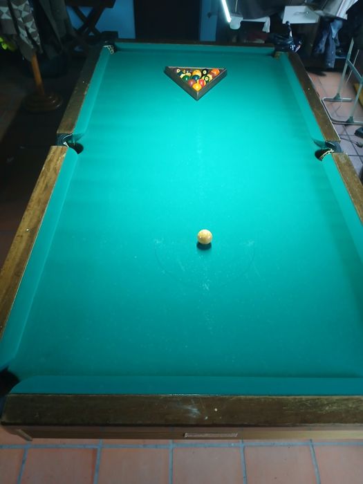 Snooker  com relógio e suporte com tacos