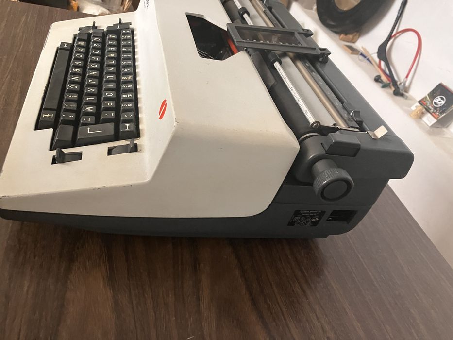 Máquina de escrever antiga mecânica e electrica