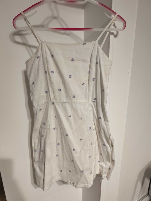 Biała lekka sukienka