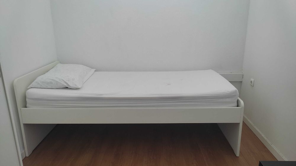 Cama de solteiro branca
