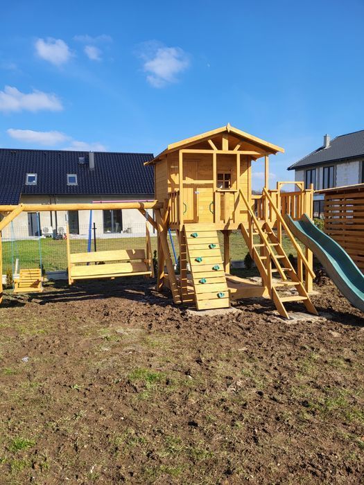 Plac zabaw huśtawki domek dla dzieci