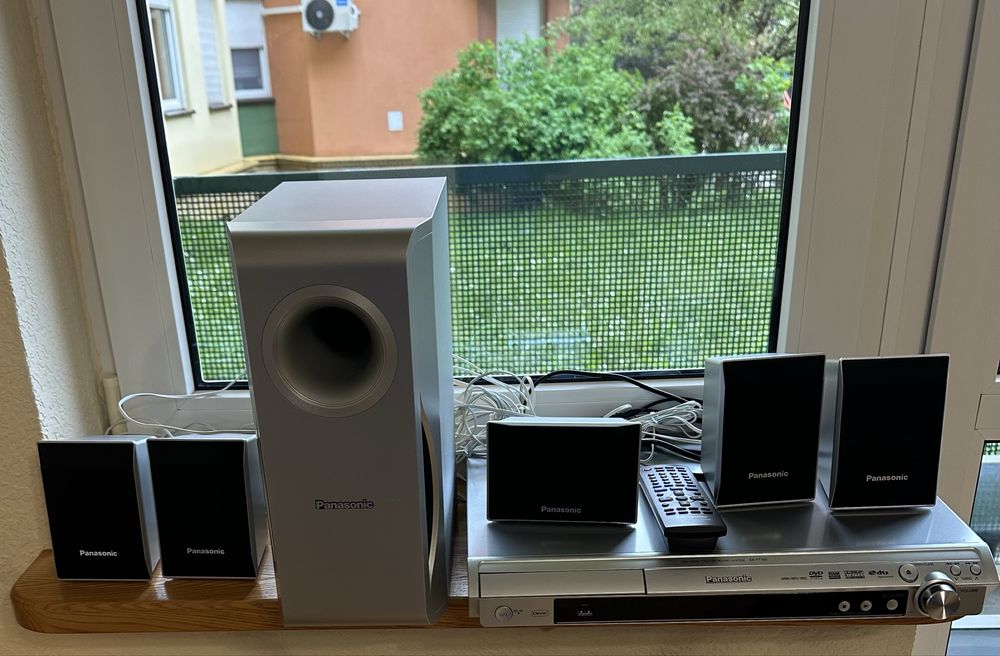 Zestaw kina domowego z odtwarzaczem DVD Panasonic PT160E