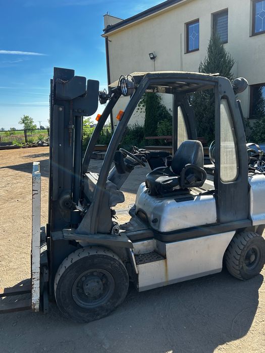Wózek widłowy nissan 2.5 tony udźwigu