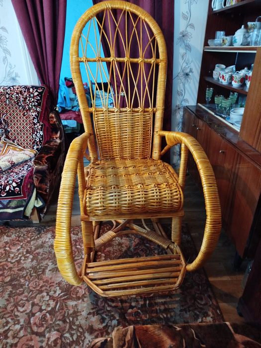 Плетене крісло-качалка з лози