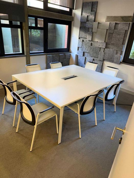 Mesa e 6 cadeiras de escritório, com gestão de cablagem in & out