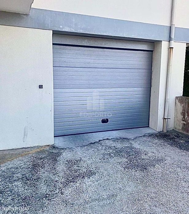 Garagem fechada com ponto de luz eletrica junto ao Intermarché de Tava