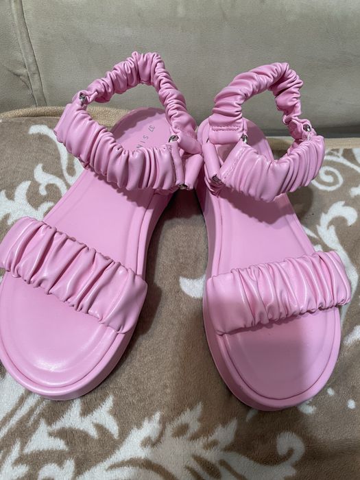 Бомоніжки сінсай рожеві на платформі