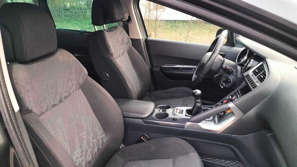Гарний сімейний автомобіль