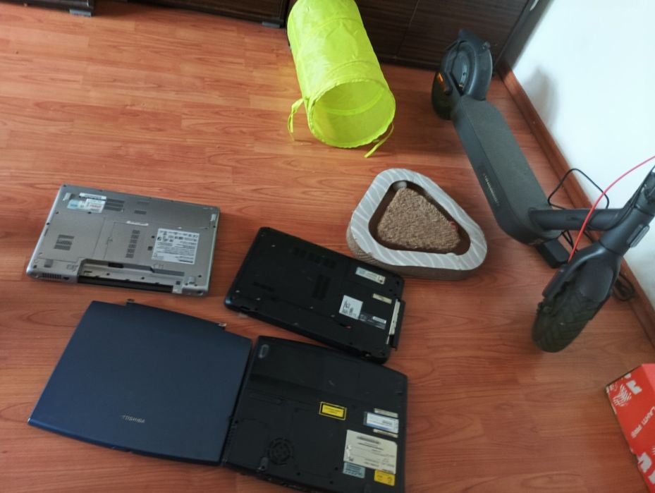 Sprzedam 3 laptopy stan uszkodzony