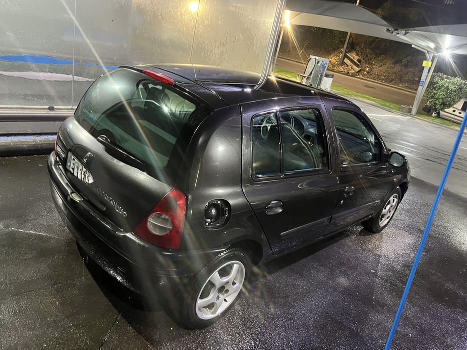 Renault Clio preto